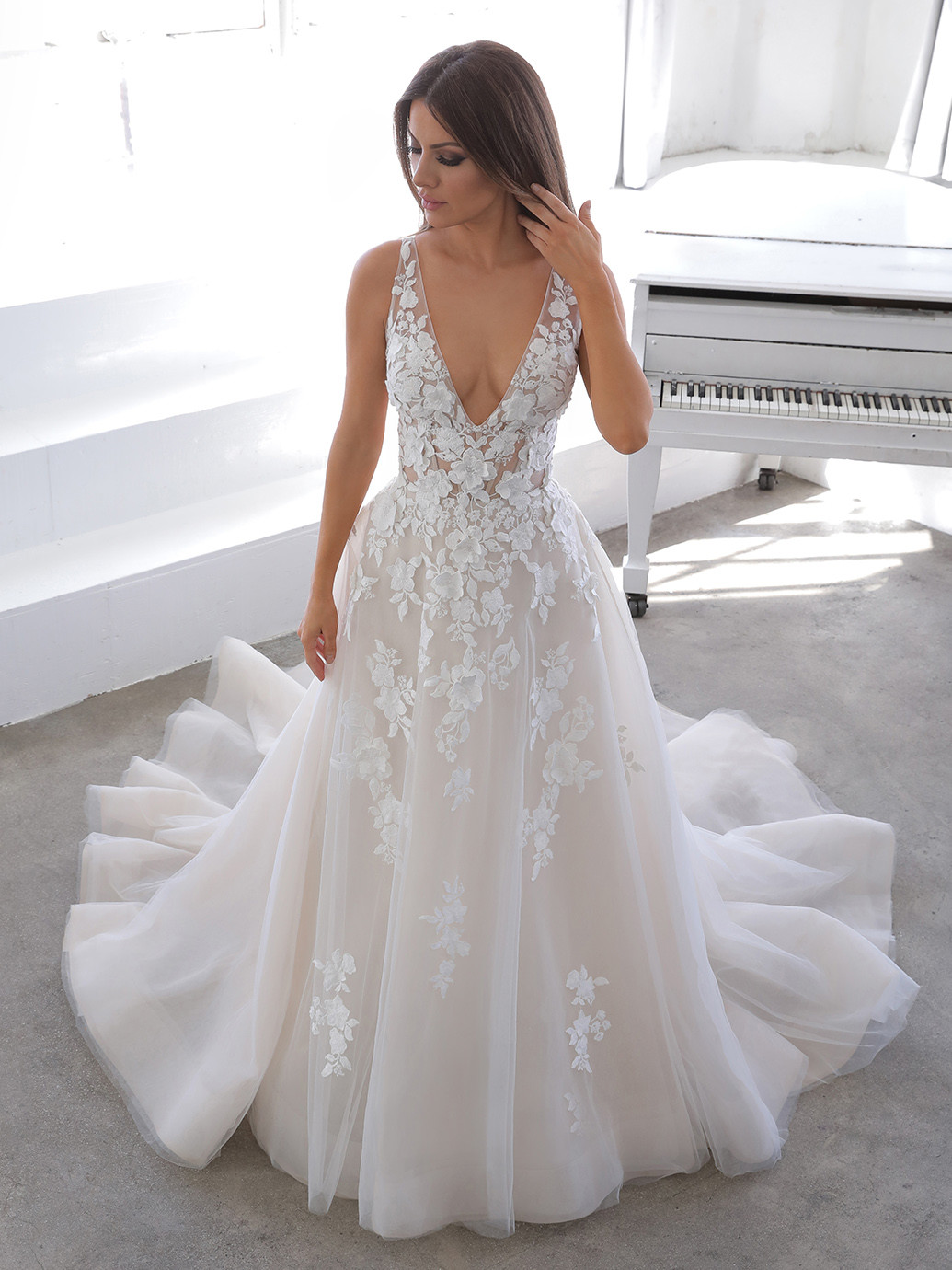 Brautkleid im Prinzess-Schnitt mit Kontrastspitze und Plunge-Ausschnitt von Blue by Enzoani, Modell Nala