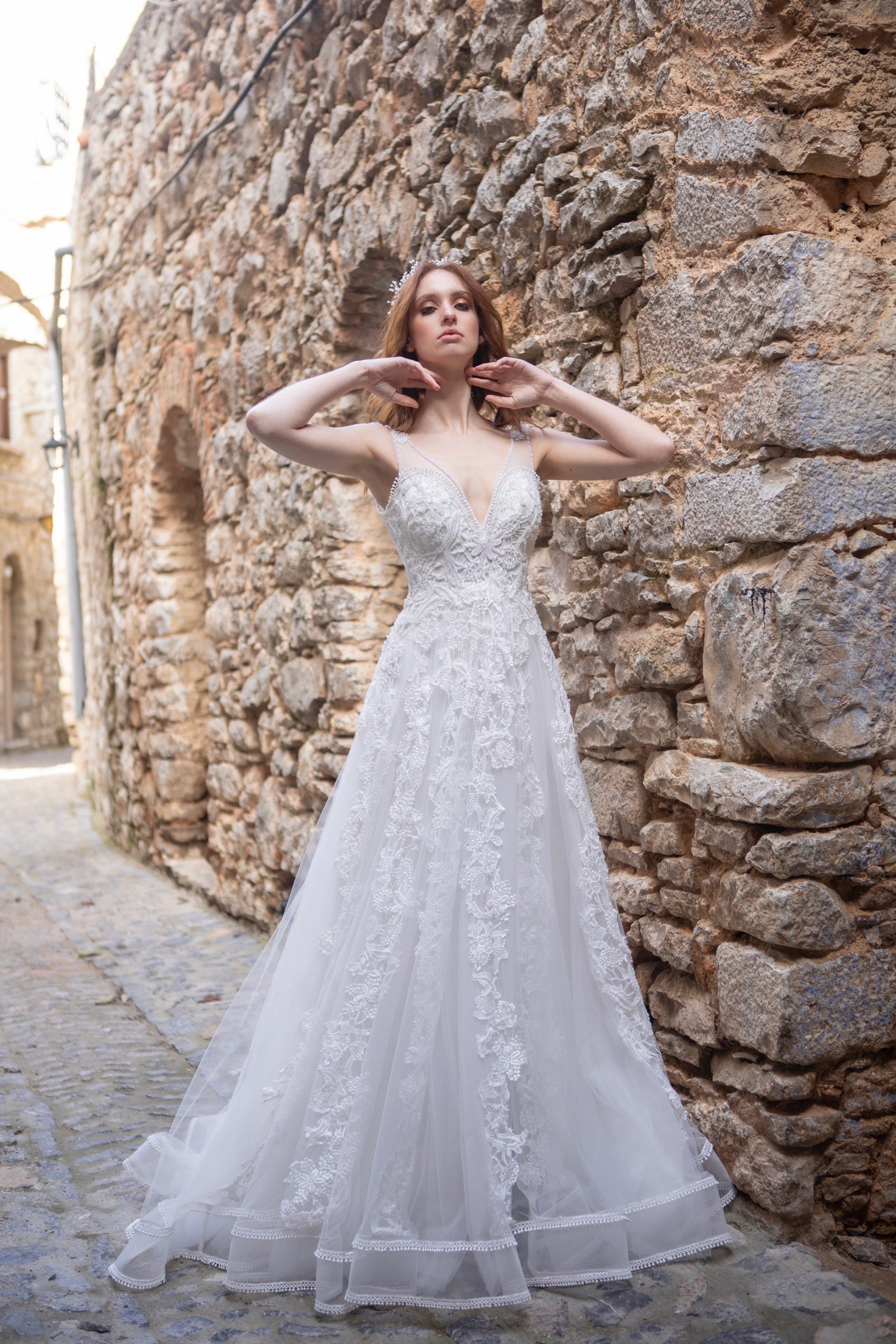 Brautkleid im Prinzess-Stil mit floraler Spitze und Illusion-Ausschnitt in V-Form von Emine Yildirim, Modell 2019