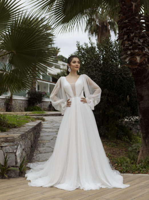 Elegantes Brautkleid im Prinzessschnitt mit tiefem V-Ausschnitt, transparent unterlegten Cut-outs, Ballon-Ärmeln und Schleppe von Emine Yildirim, Modell 5009
