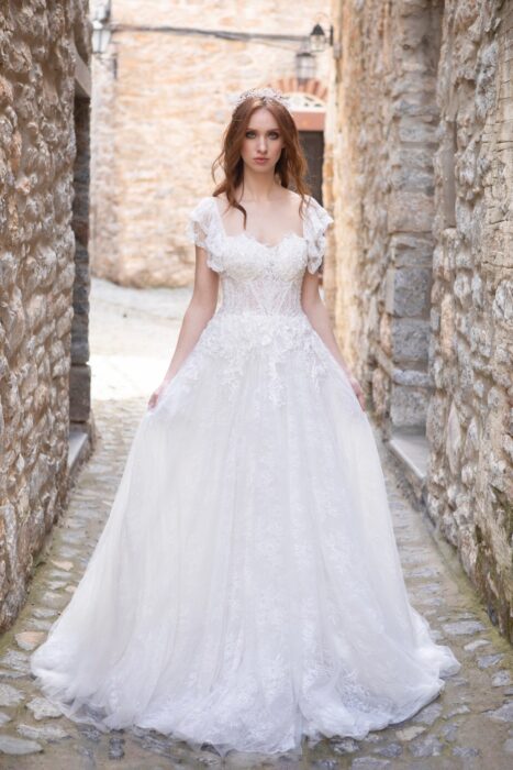 Brautkleid mit Ausschnitt in Herzform und kurzen Schmetterlingsärmeln von Emine Yildirim, Modell 2022