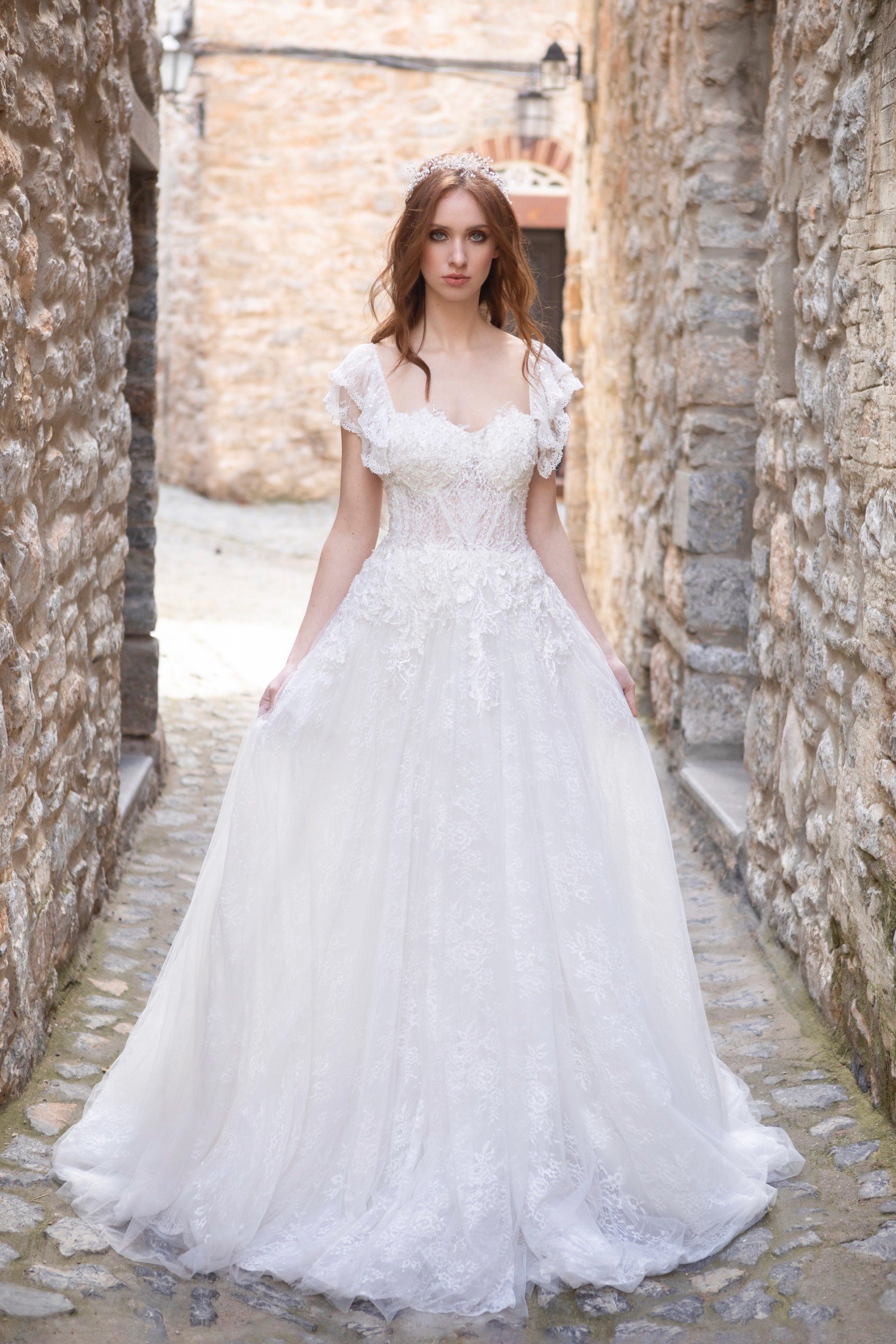 Brautkleid mit Ausschnitt in Herzform und kurzen Schmetterlingsärmeln von Emine Yildirim, Modell 2022