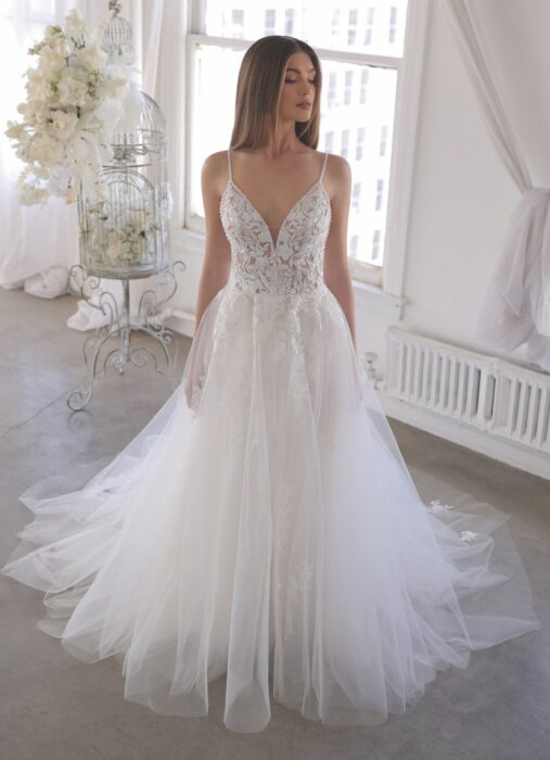 Prinzess-Brautkleid mit Tüllrock und Spaghettiträgern von Blue by Enzoani, Modell Omarra