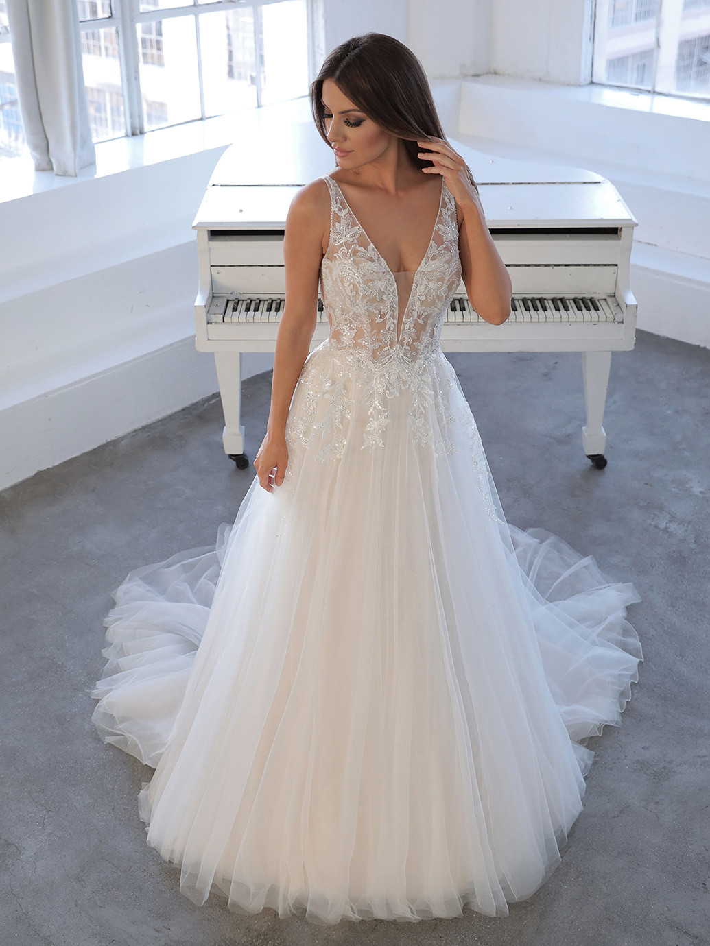Hochzeitskleid im Prinzessschnitt mit Tüllrock und raffiniertem Rücken mit Tattoo-Effekt von Blue by Enzoani, Modell Nasrin