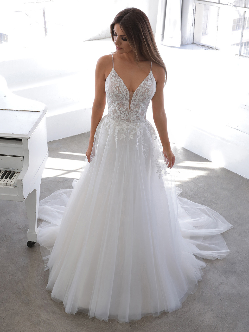 Prinzessbrautkleid mit Tüllrock, Spaghettiträgern und tiefem Rücken von Blue by Enzoani, Modell Norris