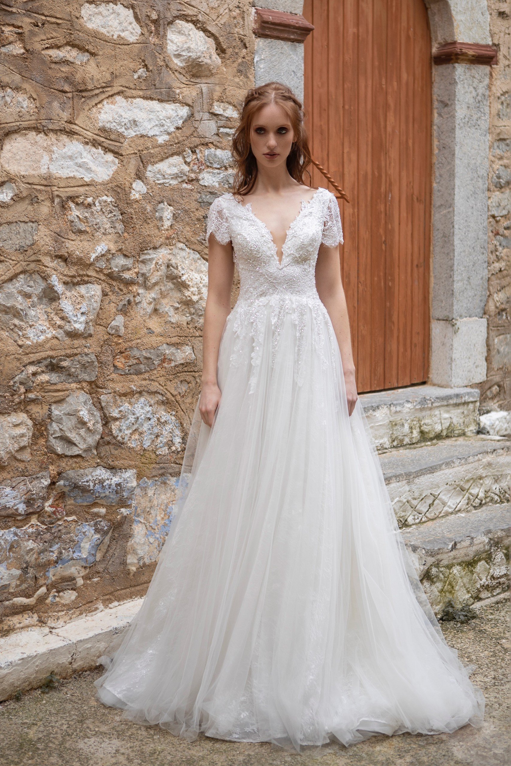 Prinzessbrautkleid mit Spitzentop, V-Ausschnitt und kurzen Ärmeln von Emine Yildirim, Modell 2028