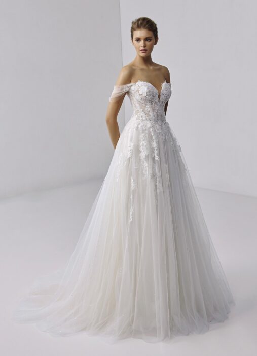 Prinzessbrautkleid mit Tüllrock, Ausschnitt in Herzform und Off-Shoulder-Trägern von Etoile, Modell Aurora