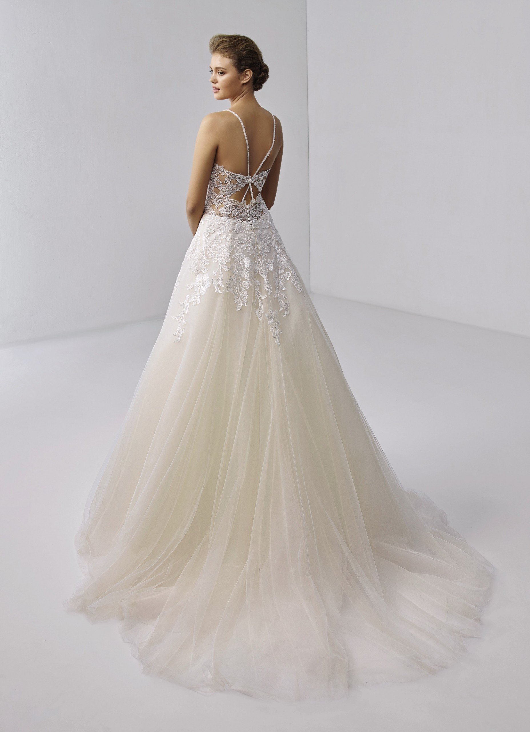 Brautkleid im Prinzess-Schnitt mit Tüllrock, transparentem Spitzentop und Spaghettiträgern von Etoile, Modell Etiennette