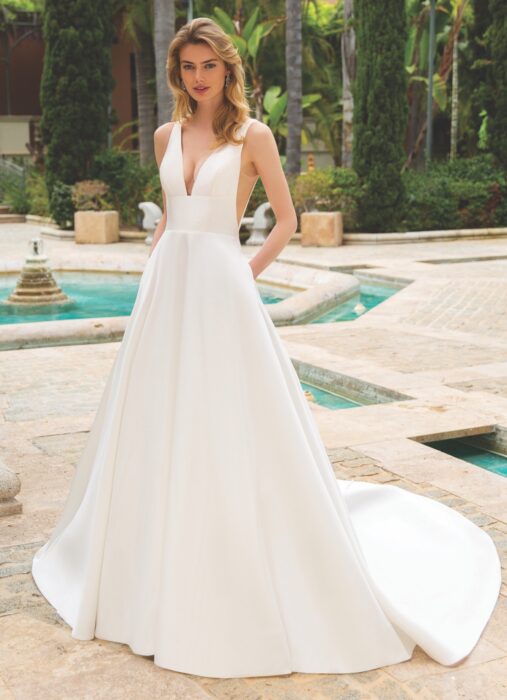 Puristisches Brautkleid mit V-Ausschnitten und seitlichen Taschen von Enzoani, Modell Rosette