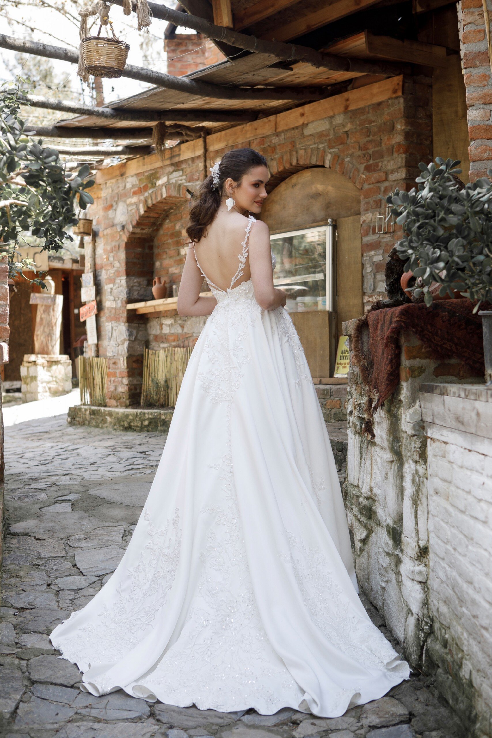 Rückenfreies Hochzeitskleid im Prinzessstil von Emine Yildirim, Modell 3004