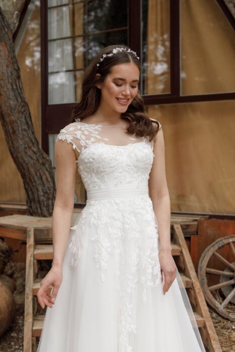 Brautkleid im Prinzessschnitt mit Blüten-Applikationen von Emine Yildirim, Modell 3001