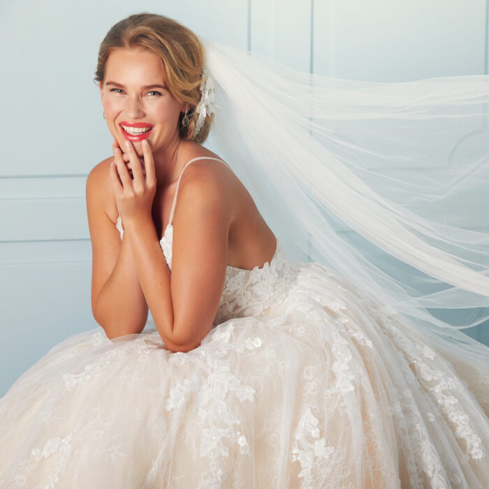 Mit Rosenblüten besticktes Brautkleid im Prinzessstil mit Spaghettiträgern von Lilly, Modell 4194