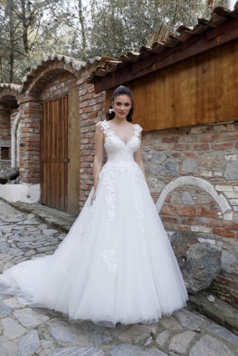 Rückenfreies Prinzessbrautkleid mit Spitze und V-Ausschnitt von Emine Yildirim, Modell 3010