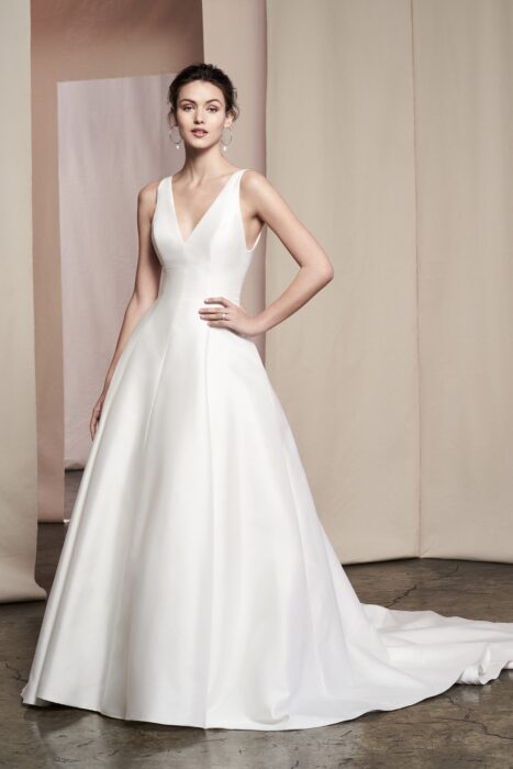 Brautkleid im Prinzess-Stil im Clean Chic mit V-Ausschnitt, tiefem Rückendekolleté und langer Schleppe von Justin Alexander Signature, Modell Scarlet