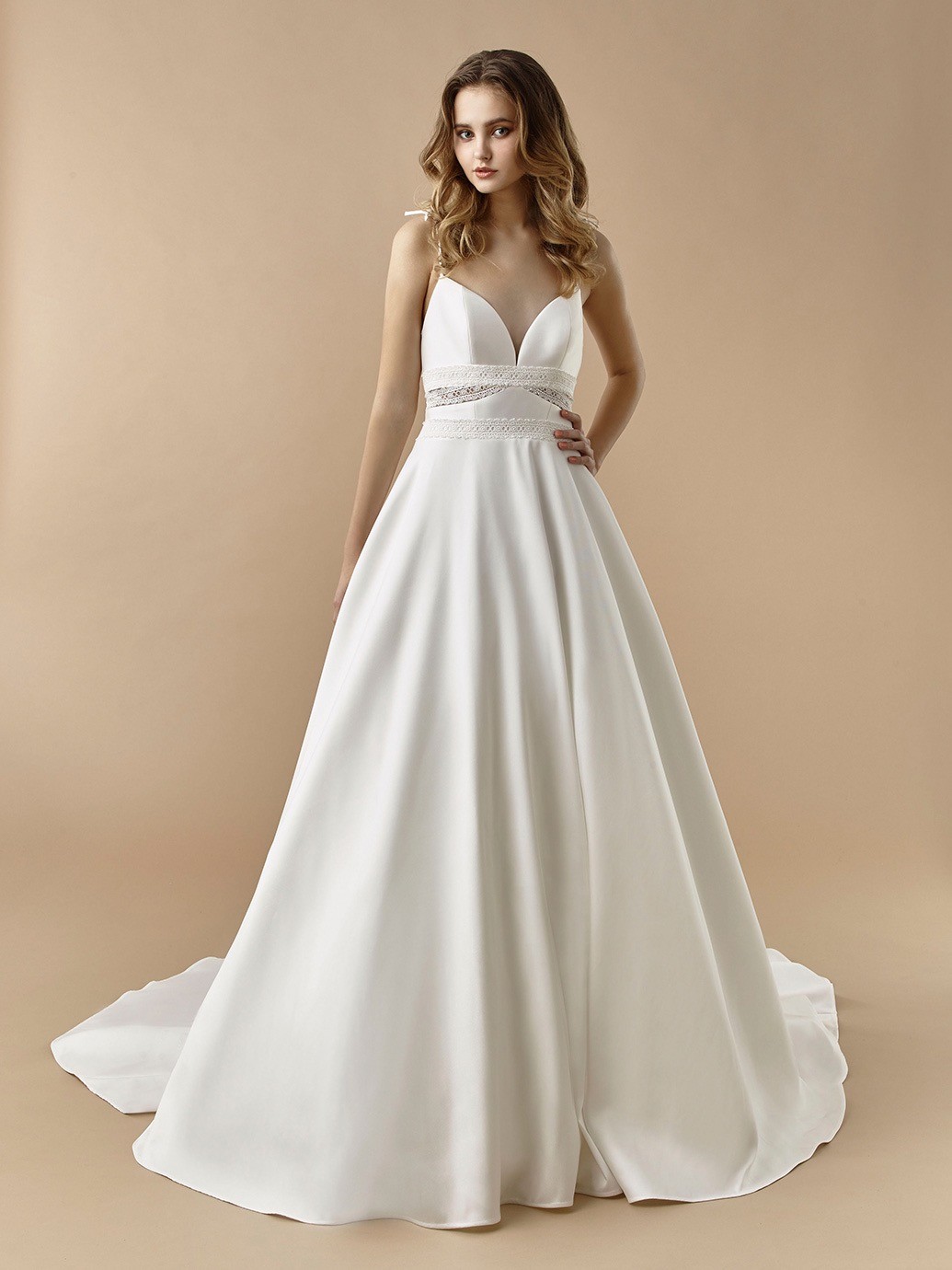 Brautkleid im Prinzesschnitt mit Spitze, unterlegten Cut-outs, herzformigem Ausschnitt und Schleppe von Beautiful Bridal, Modell BT 20-25