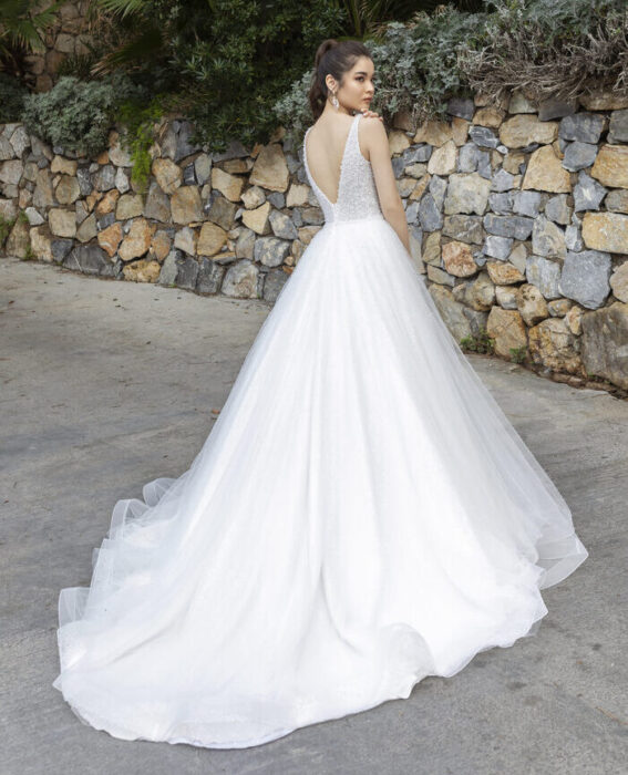 Brautkleid im Prinzessstil mit Rock auf Glitzertüll und kristallbesetztem Top, V-Ausschnitt im Rücken und langer Schleppe von Emine Yildirim, Modell 5046
