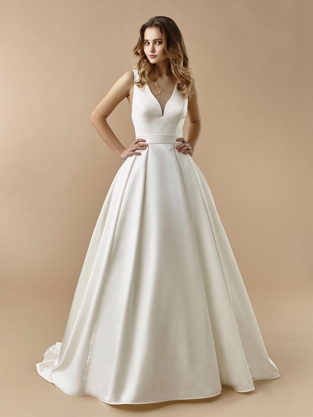 Brautkleid im Prinzess-Stil mit Gürtel, V-Ausschnitt, teifem Rücken, Schleife und Schleppe von Beautiful Bridal, Modell BT 20-23