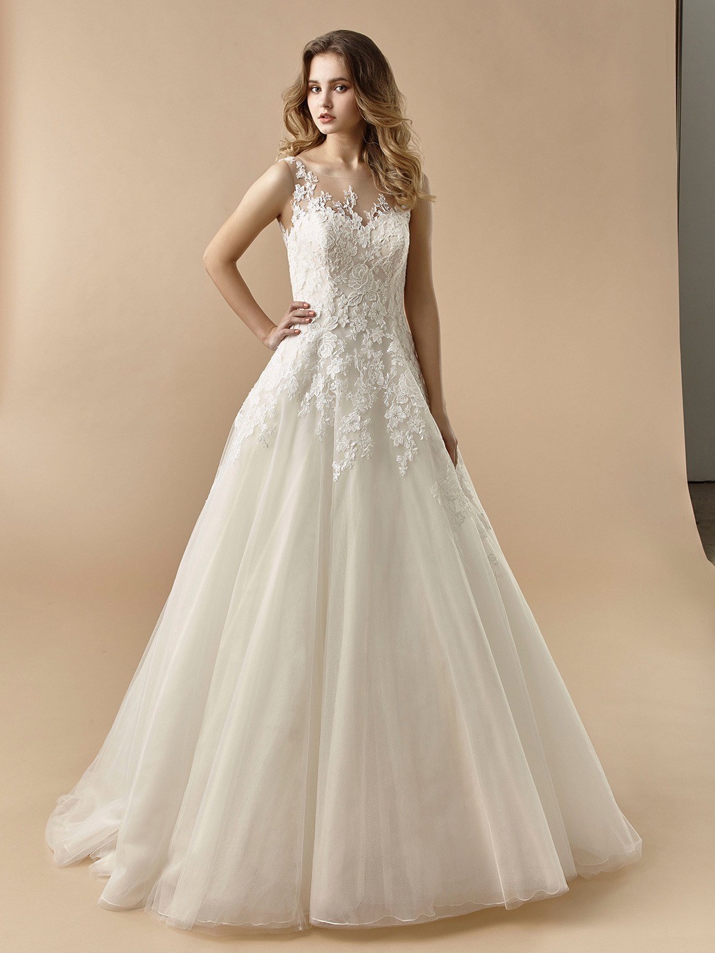 Brautkleid im Prinzess-Stil mit Illusion-Ausschnitt und Tattoo-Effekt von Beautiful Bridal, Modell BT 20-07