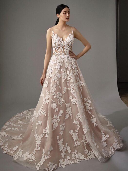 Rosafarbenes Brautkleid im Prinzessschnitt mit 3D-Spitze, transparentem Spitzentop, V-Ausschnitt und Schleppe von Blue by Enzoani, Modell Marie