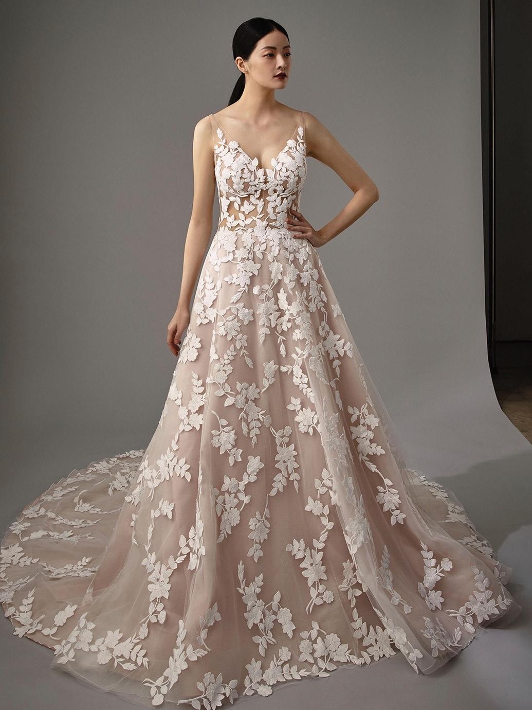 Rosafarbenes Brautkleid im Prinzessschnitt mit 3D-Spitze, transparentem Spitzentop, V-Ausschnitt und Schleppe von Blue by Enzoani, Modell Marie