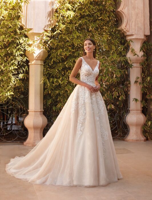 Brautkleid in Rosé im Prinzessschnitt mit Tüllrock und V-Ausschnitt von Demetrios, Modell 1084