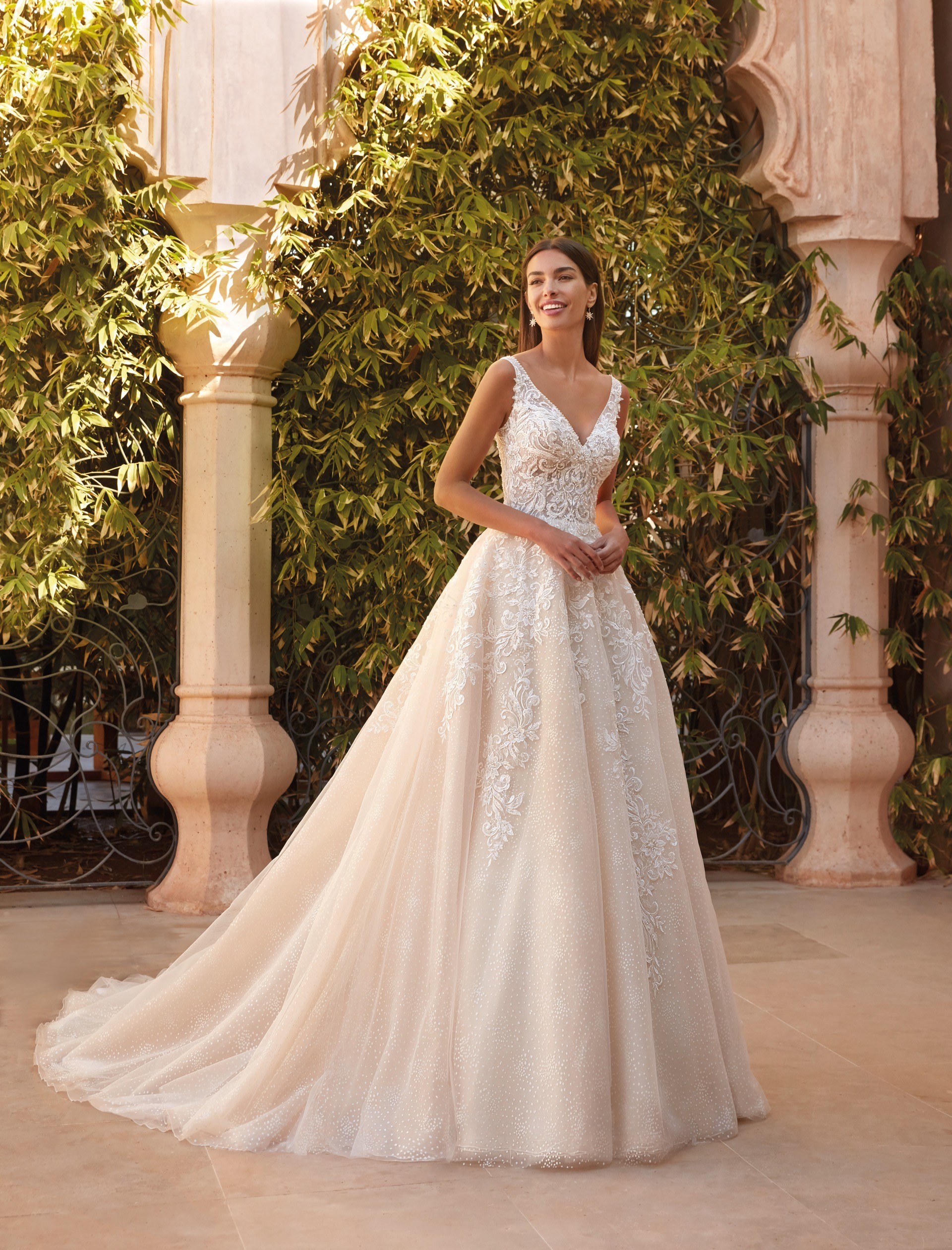 Brautkleid in Rosé im Prinzessschnitt mit Tüllrock und V-Ausschnitt von Demetrios, Modell 1084