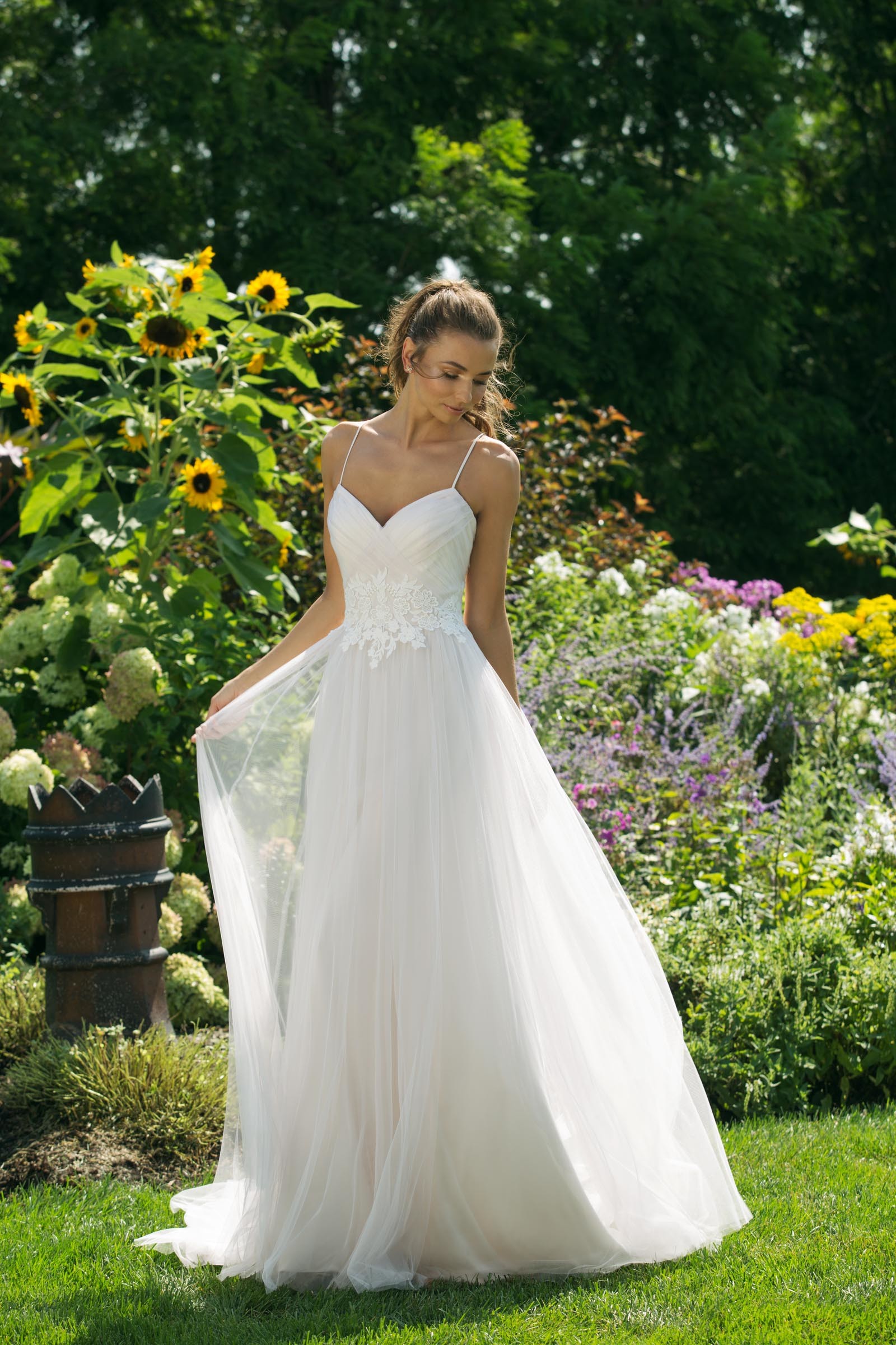 Brautkleid im Prinzessschnitt mit Spitze, Ausschnitt in Herzform und Spaghettiträgern von Sweetheart, Modell 11019