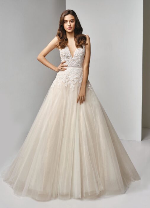 Brautkleid mit tiefem V-Ausschnitt, Spitze und Prinzessschnitt im Bohemian-Stil von Beautiful Bridal, Modell BT19-10