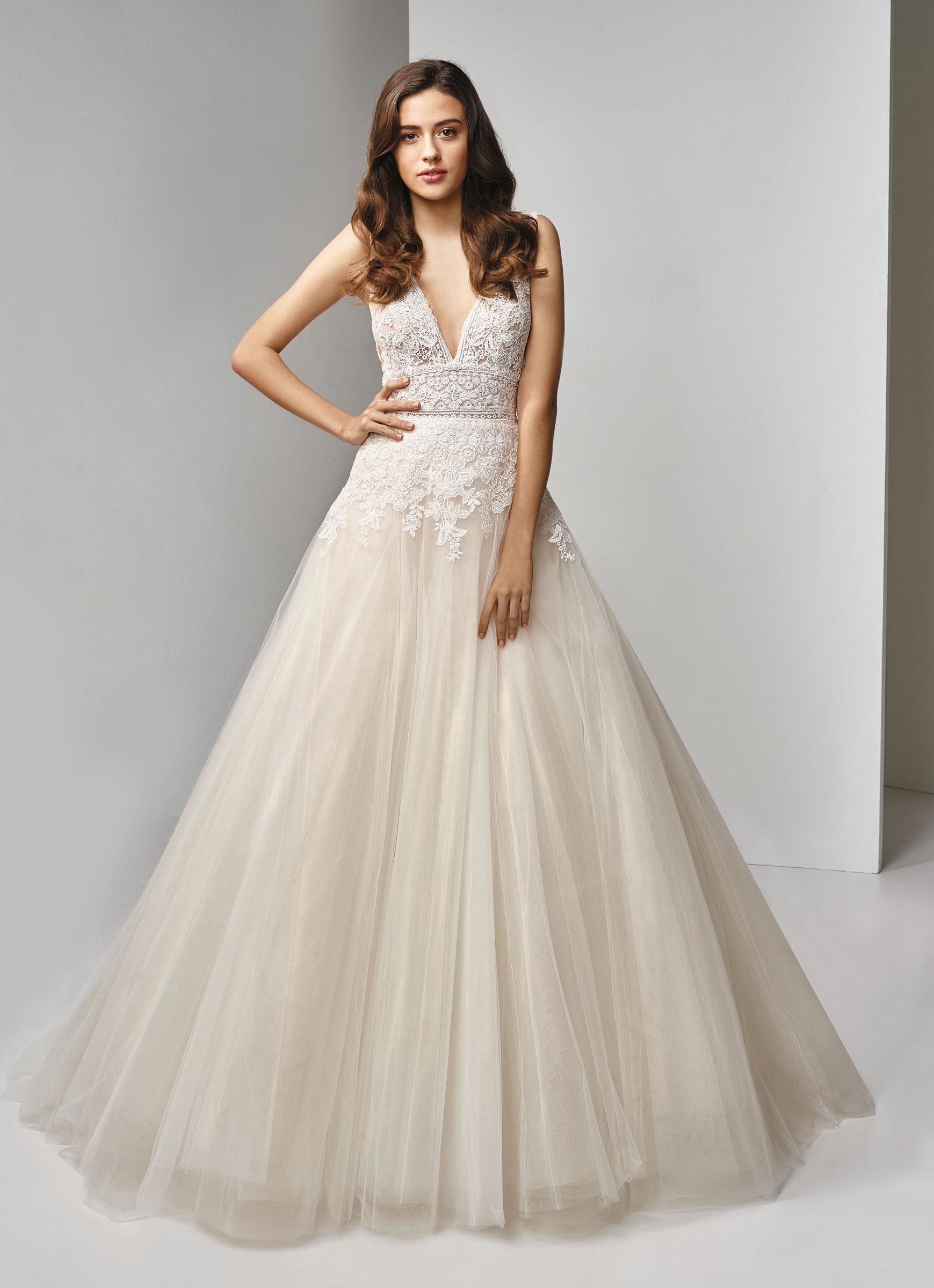 Brautkleid mit tiefem V-Ausschnitt, Spitze und Prinzessschnitt im Bohemian-Stil von Beautiful Bridal, Modell BT19-10