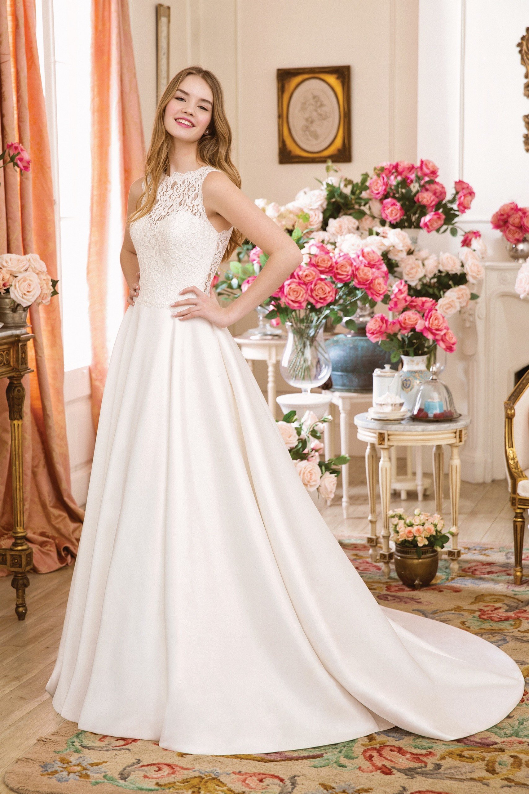 Brautkleid im Prinzessschnitt mit Spitzentop, Rundhalsausschnitt, transparentem Rücken und seitlichen Taschen von Sweetheart, Modell 1136