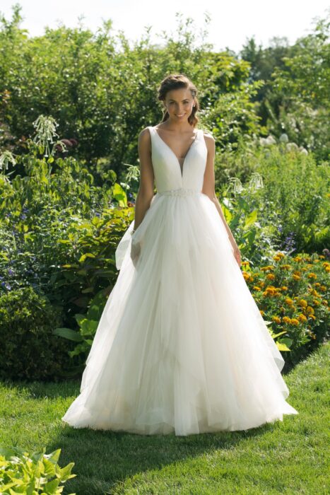 Brautkleid im Prinzesschnitt mit Volants, Gürtel und tiefem V-Ausschnitt von Sweetheart, Modell 11021