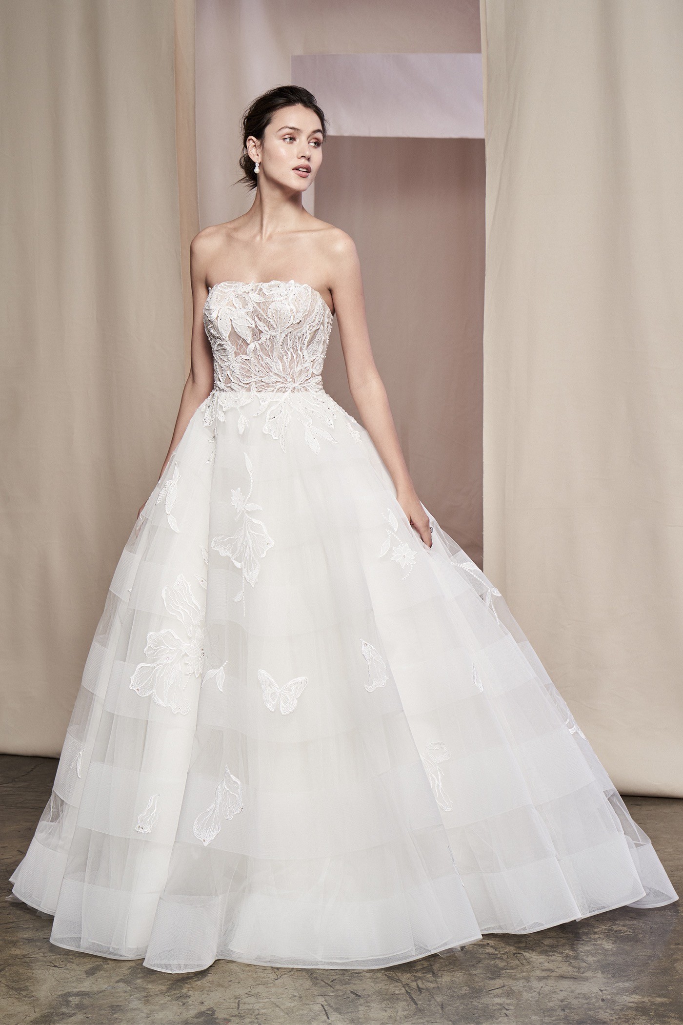 Schulterfreies Prinzess-Brautkleid mit transparentem Bandeau-Spitzentop von Justin Alexander Signature, Modell 99108 Senna