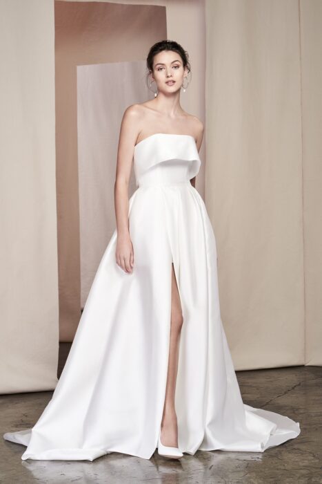 Schulterfreies Brautkleid im Prinzesschnitt mit üppigem Rock, Beinschlitz und Schleppe von Justin Alexander Signature, Modell 99094 Alder