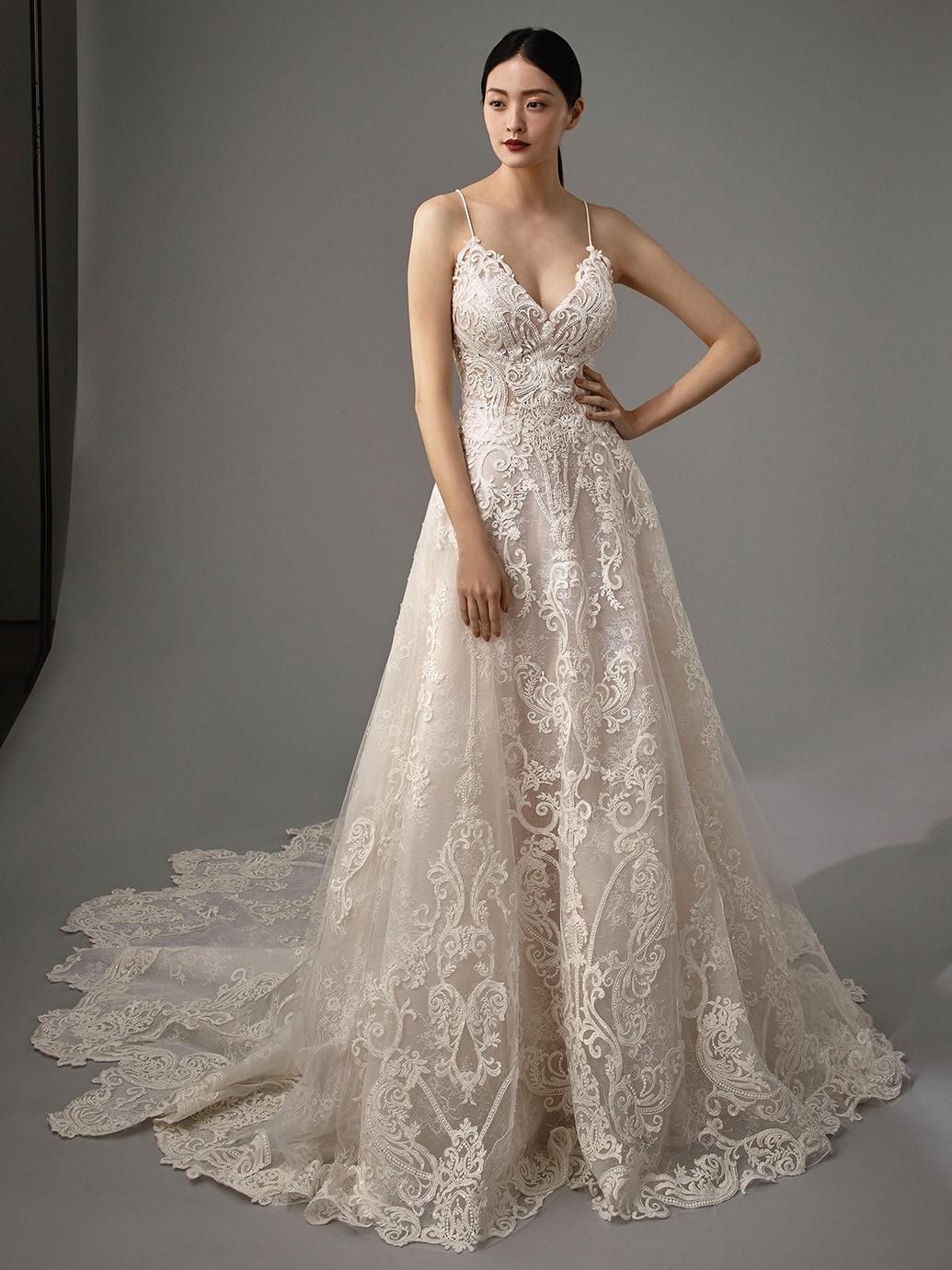 Spitzenbrautkleid im Prinzessschnitt mit 3D-Spitze, Spaghettiträgern, Rücken-Cut-out und Schleppe von Blue by Enzoani, Modell Manda
