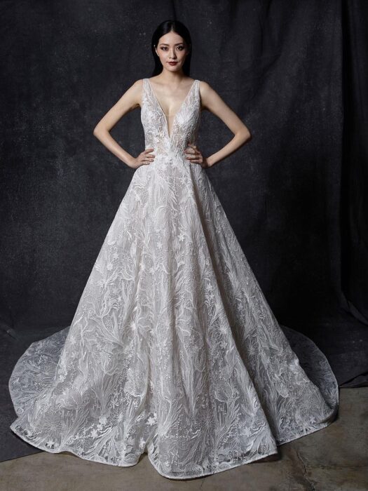 Prinzess-Brautkleid mit Allover-Spitze, transparentem Top mit Plunge-Ausschnitt, tiefem Rückenausschnitt und Schleppe von Enzoani, Modell Oksana
