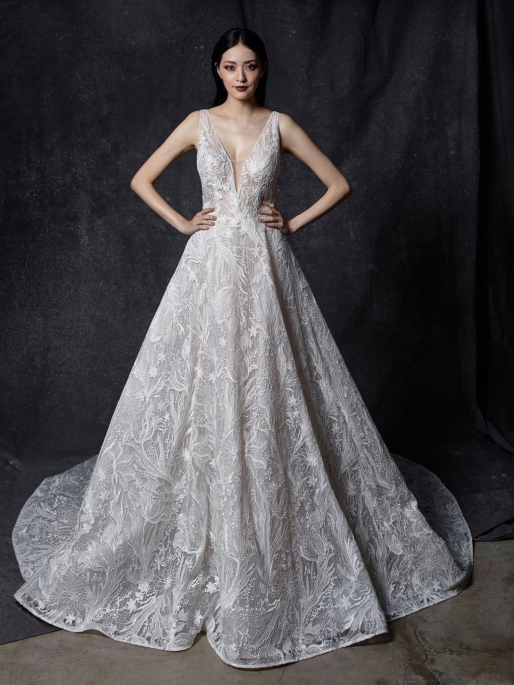 Prinzess-Brautkleid mit Allover-Spitze, transparentem Top mit Plunge-Ausschnitt, tiefem Rückenausschnitt und Schleppe von Enzoani, Modell Oksana