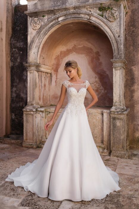 Besticktes Prinzessinnen-Brautkleid mit Ärmeln und Schleppe von Justin Alexander, Modell 88056