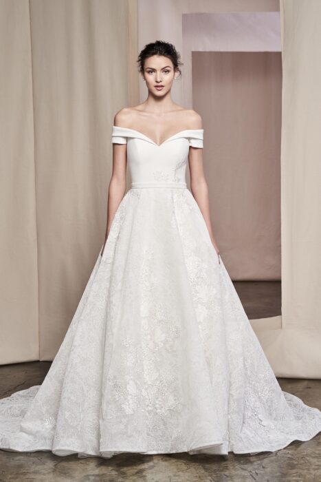 Brautkleid im Prinzess-Stil mit Spitzenrock und Schleppe sowie schulterfreiem Carmen-Ausschnitt von Justin Alexander Signature, Modell 99090 Zinnia