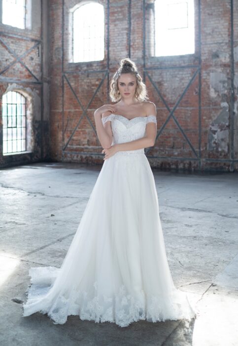 Prinzess-Brautkleid mit Carmen-Ausschnitt und Paillettenstickereien von Emine Yildirim, Modell 9007