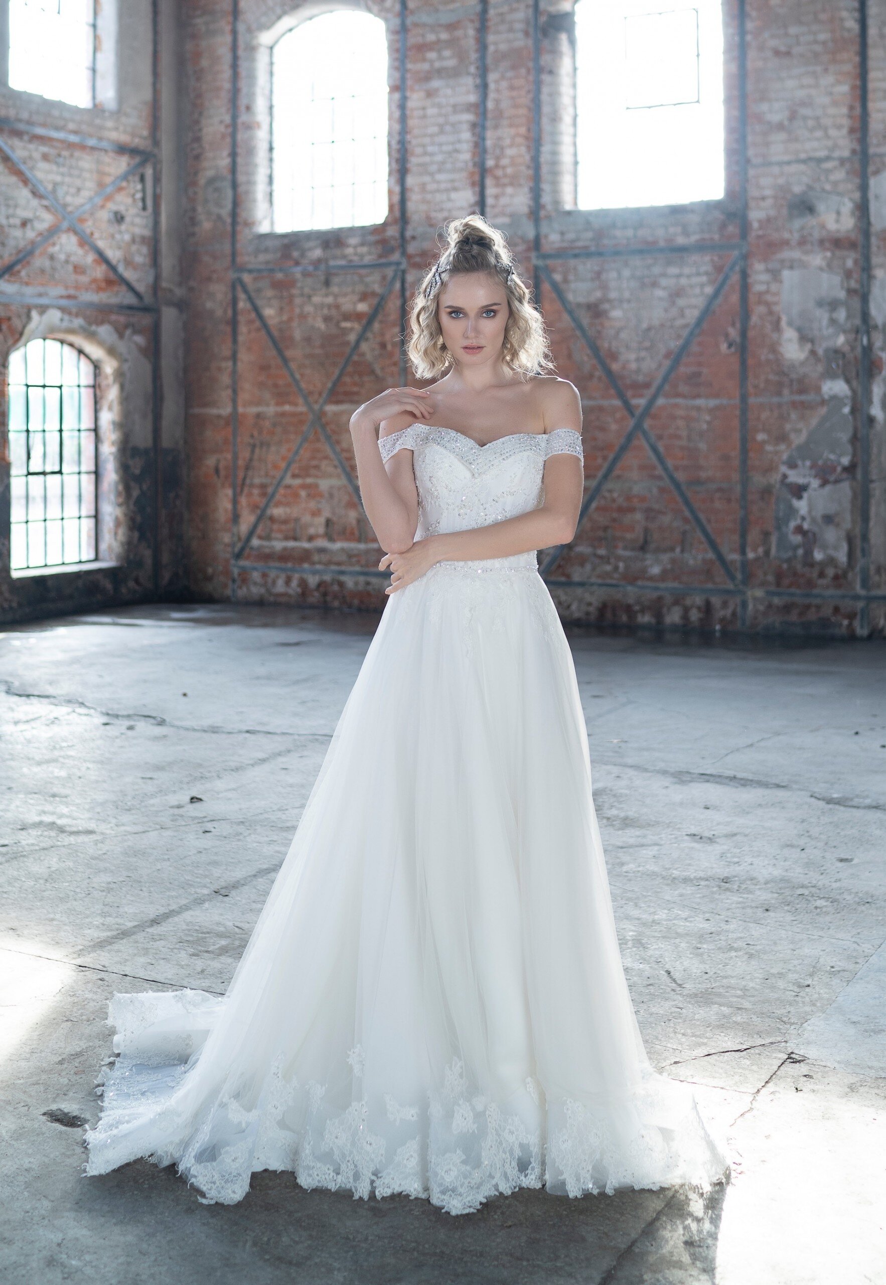 Prinzess-Brautkleid mit Carmen-Ausschnitt und Paillettenstickereien von Emine Yildirim, Modell 9007