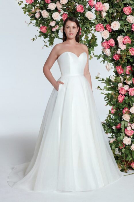 Trägerloses Hochzeitskleid im Prinzessschnitt mit Tüllrock mit Sweetheart-Ausschnitt, Taschen und Gürtel von Sweetheart, Modell 11005