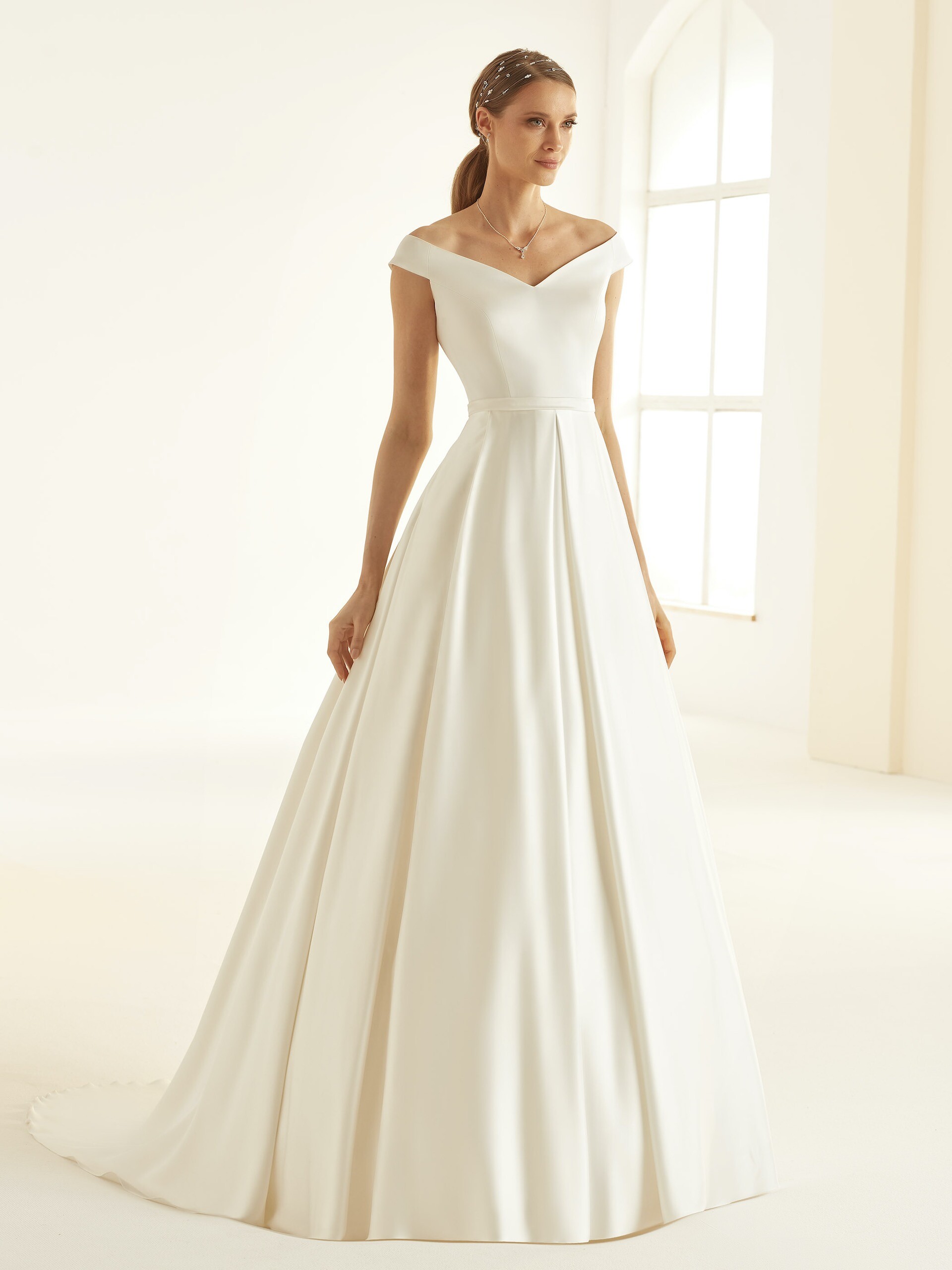 Schulterfreies Hochzeitskleid im puristischen Prinzessstil mit Carmen-Ausschnitt von Bianco Evento, Modell Esmeralda