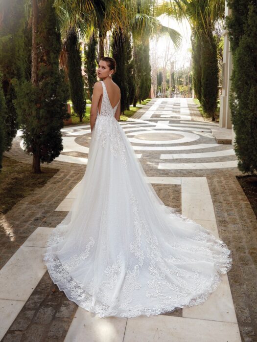 Hochzeitskleid in schmal geschnittener Prinzesslinie aus Glitzertüll mit bestickter Spitze, tiefen V-Ausschnitten vorn und hinten, seitlichen Cut-outs und Schleppe von Demetrios, Modell 1201