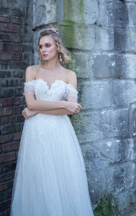 Brautkleid im Prinzessstil mit Glitzertüll und Offshoulder-Trägern von Emine Yildirim, Modell 9014