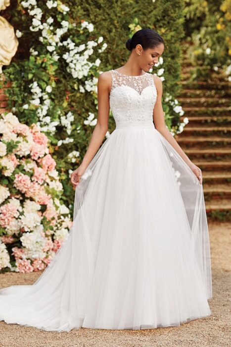 Brautkleid im Prinzessschnitt mit Tüllrock, Stickereien und Illusion-Ausschnitt von Sincerity, Modell 44166