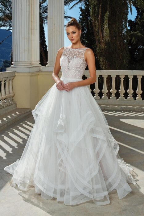 Brautkleid im Prinzessschnitt mit Volants, Illusion-Ausschnitt, Perlenstickereien, tiefem Rücken und Schleppe von Justin Alexander, Modell 88125