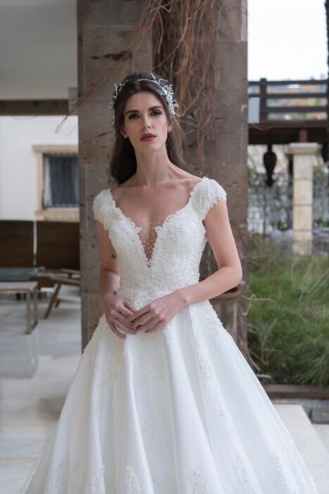 Hochzeitskleid im Prinzessschnitt mit Plunge-Ausschnitt und Cap-Ärmeln von Emine Yildirim, Modell 8057