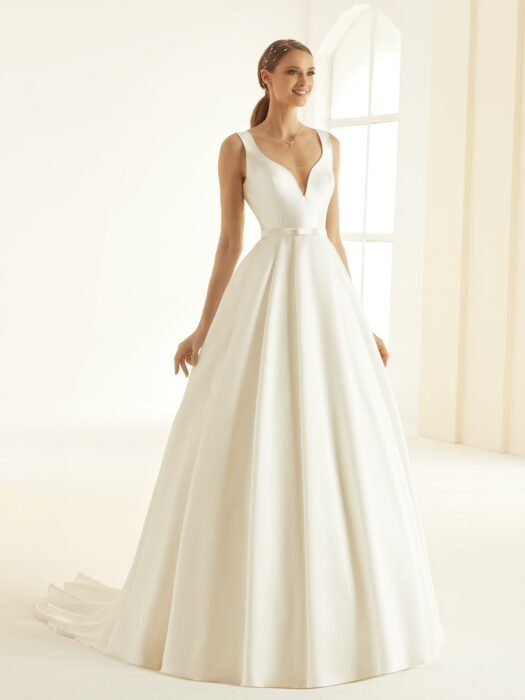 Brautkleid im Prinzessschnitt mit Plunge-Ausschnitt, Gürtel und Schleppe von Bianco Evento, Modell Jessica