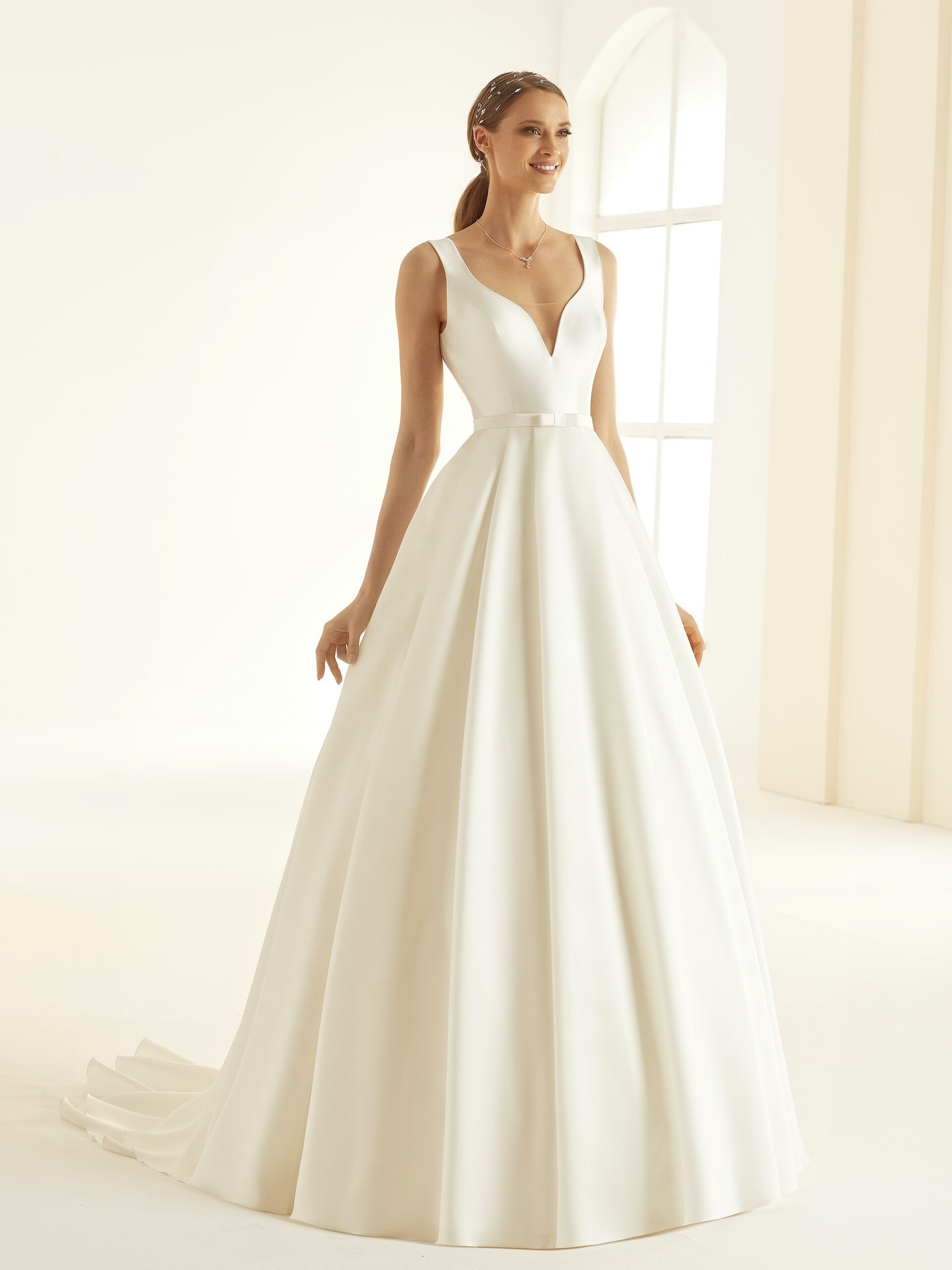 Brautkleid im Prinzessschnitt mit Plunge-Ausschnitt, Gürtel und Schleppe von Bianco Evento, Modell Jessica