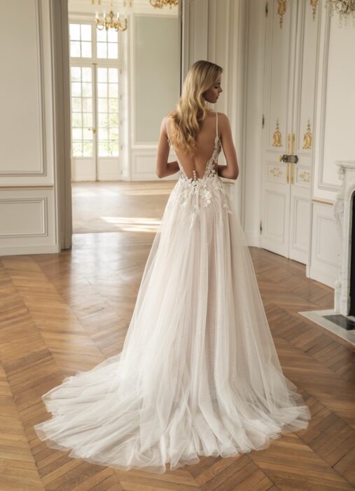 Brautkleid im Prinzesschnitt mit transparentem Top, Blumenspitze, geschlitztem Glitertüllrock, perlenbesetzten Spaghettiträgern und tiefem Rückenausschnitt von Étoile, Modell Elora