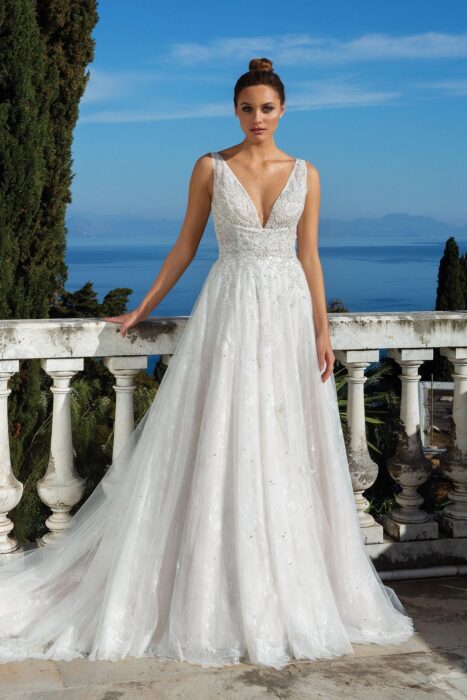 Brautkleid im Prinzessschnitt mit Pailletten- und Strassstickereien, Plunge-Ausschnitt und tiefem Rücken von Justin Alexander, Modell 88112